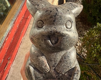 Figurka Pikachu Yooperlite: duży kryształ świecący w świetle UV, inspirowany Pokémonami