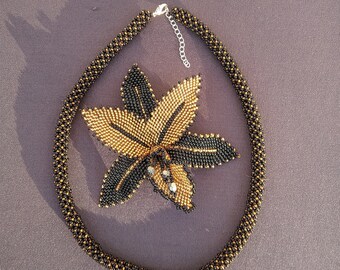 Collier fleur en or avec broche