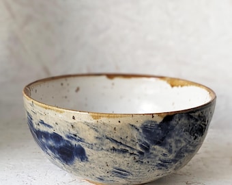 Cuenco de cerámica único hecho a mano con una textura agradable.