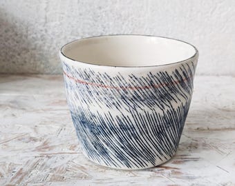 Handgemachter Becher aus Porzellan