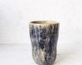 Vaso de cerámica hecho a mano, taza azul brillante grabada a mano, taza de cerámica torneada, taza de café ergonómica con esgrafiado.