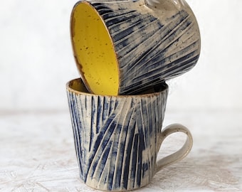 Keramiktasse mit origineller, geschnitzter Oberfläche, handgefertigter Becher, handgefertigte Designertasse, moderne Keramik, handgefertigte Tasse, Keramiktasse
