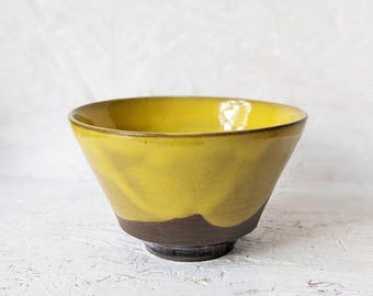 Cuenco de gres hecho a mano: arcilla oscura con esmalte amarillo brillante