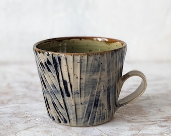 Keramiktasse mit origineller, geschnitzter Oberfläche, handgefertigter Becher, handgefertigte Designertasse, moderne Keramik, handgefertigte Tasse, Keramiktasse