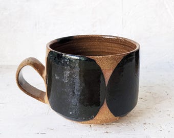 Taza de café de cerámica hecha a mano con estampado de puntos.