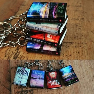 CUSTOM BOOK KEYCHAIN Personalized Gift For Book Lovers Personalized Book KeyRing Pendant Writers Gift, Bookworms Gift Gifts For Men imagem 4