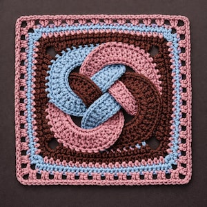 Puede incluir: Una taza de cerámica blanca con un asa negra y el texto "But First, Coffee" en negro, con una fuente de estilo manuscrito. La taza está sobre una superficie blanca.