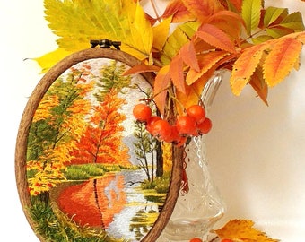 Stickrahmen-Art. Herbstliches Landschaftsbild. Herbst Dekor. Ein Jahr Geschenk Jubiläum. Gesticktes gerahmtes Kunstwerk. Fertige Moderne Stickerei