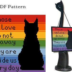 K&ouml;nnte beinhalten: Ein Kreuzstichmuster mit einer schwarzen Katze, die auf einem Regenbogenhintergrund sitzt, mit dem Text "Those we love do not go away. They are beside us every day."