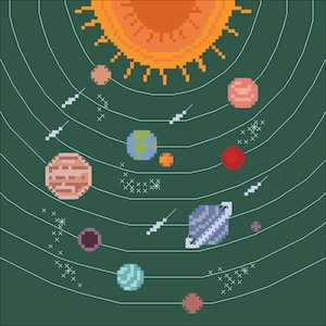 K&ouml;nnte beinhalten: Eine pixelartige Illustration des Sonnensystems mit einer gro&szlig;en orangefarbenen Sonne in der Mitte und acht Planeten, die um sie herum kreisen. Die Planeten sind in verschiedenen Farben und Gr&ouml;&szlig;en dargestellt, darunter rot, blau, gr&uuml;n und braun.