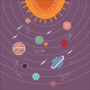 K&ouml;nnte beinhalten: Eine pixelartige Illustration des Sonnensystems mit einer gro&szlig;en orangefarbenen Sonne in der Mitte und acht Planeten, die um sie herum kreisen. Die Planeten sind in verschiedenen Farben und Gr&ouml;&szlig;en dargestellt, darunter rot, blau, gr&uuml;n und braun.