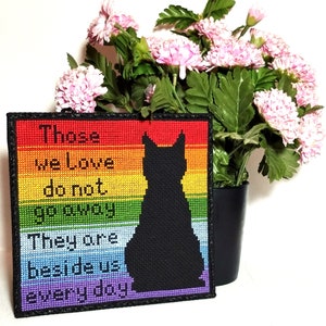 K&ouml;nnte beinhalten: Ein Regenbogen-Kreuzstich mit einer schwarzen Katzensilhouette und dem Text "Those we love do not go away. They are beside us every day."