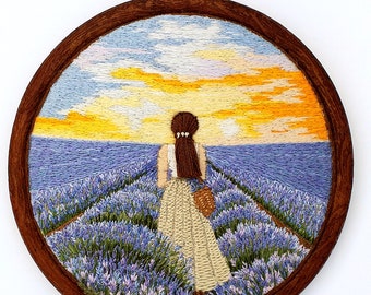 Lavendelfeld, Stickrahmen, Art. Handgefertigte 3D-Landschaft. Moderne Stickerei. Geschenk zum Jahrestag. Mädchen in einem Lavendelfeldbild
