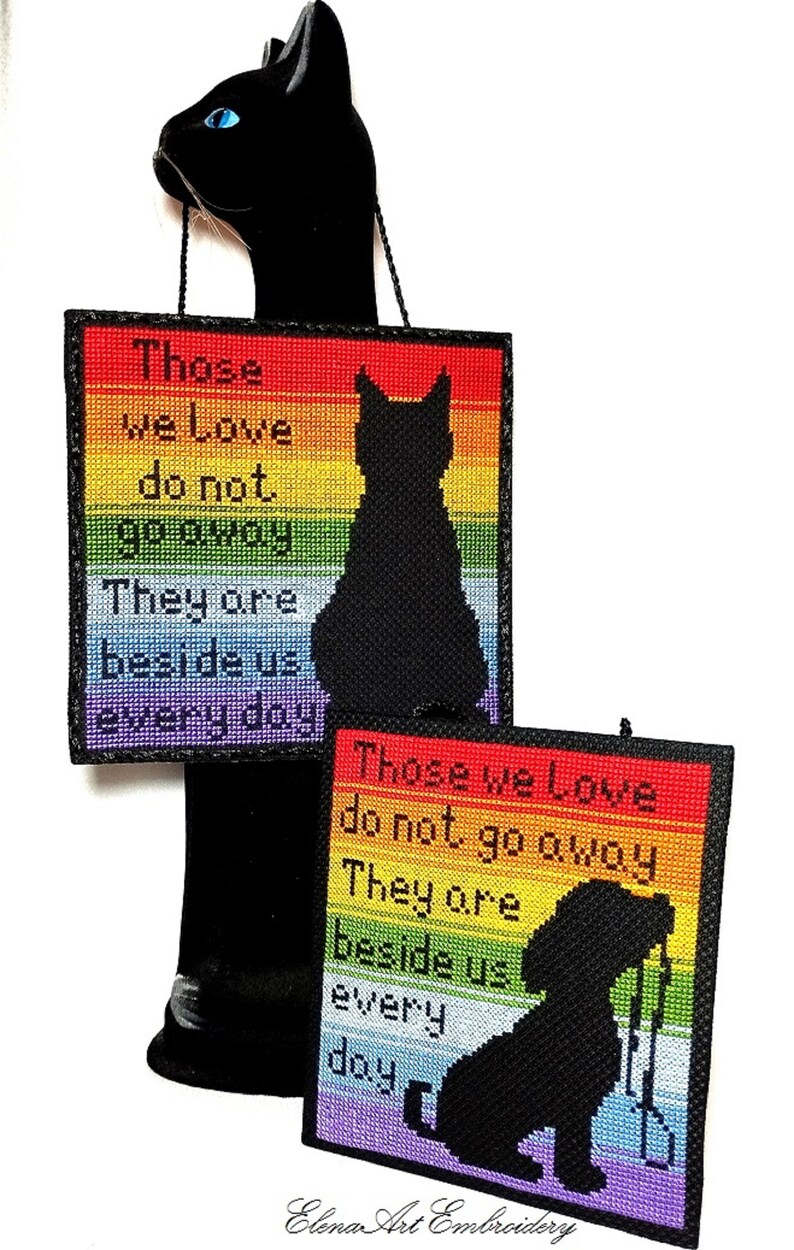 K&ouml;nnte beinhalten: Zwei Regenbogen-farbener Kreuzstich-Muster mit dem Text "Those we love do not go away. They are beside us every day." Ein Muster zeigt eine schwarze Katzensilhouette, das andere eine schwarze Hundesilhouette.