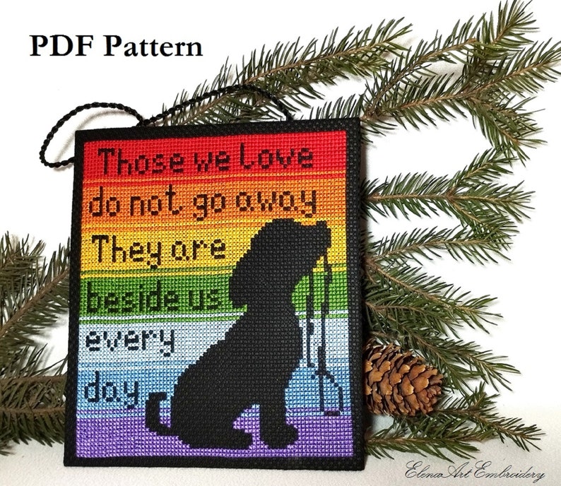 K&ouml;nnte beinhalten: Ein Kreuzstichmuster f&uuml;r einen regenbogenfarbenen Anh&auml;nger mit einer schwarzen Silhouette eines Hundes und dem Text "Those we love do not go away They are beside us every day".