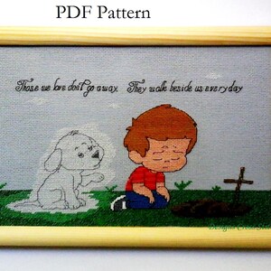 K&ouml;nnte beinhalten: Kreuzstichmuster mit einem Jungen, der neben einem Grab mit einem Kreuz kniet. Ein wei&szlig;er Hund erscheint als Geist neben ihm. Der Text lautet "Those we love don't go away. They walk beside us everyday."