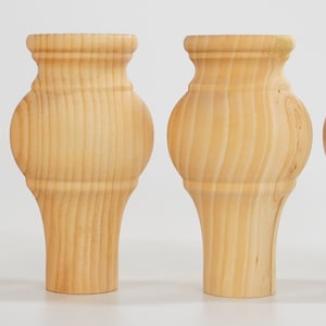 Puede incluir: Cuatro patas de muebles de madera sin terminar con un diseño torneado. Las patas son de madera clara y tienen un acabado liso.