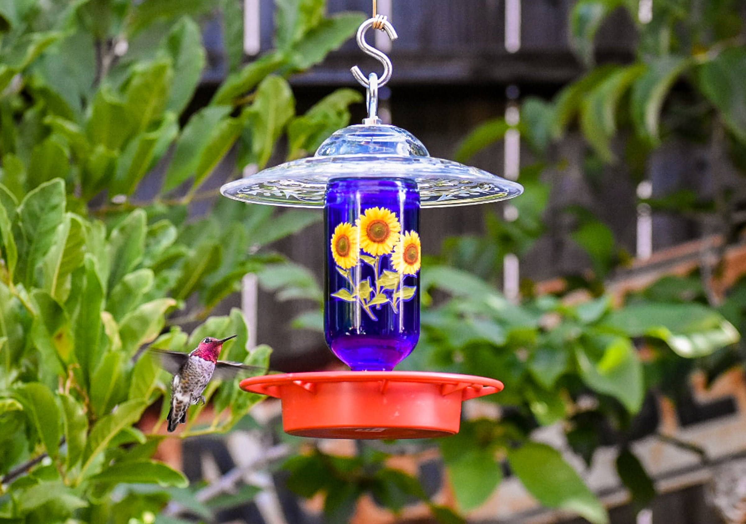 HSHD Solar Lighthouse Bird Feeder with Rotating Beacon Lamp - 14 Hanging  Mesh Wild Bird Feeders for Outdoor Garden Patio Lawn Decor (Retro)