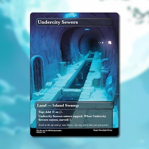 Puede incluir: Una carta de Magic: The Gathering que representa un túnel de alcantarillado oscuro, azul y gris. La carta se titula "Alcantarillas de la Ciudad Subterránea" y es una carta de terreno con el subtipo "Pantano de Isla". El texto de la carta dice: "Tap: Add or. Undercity Sewers enters tapped. When Undercity Sewers enters, surveil 1. (Look at the top card of your library. You may put it into your graveyard.)"