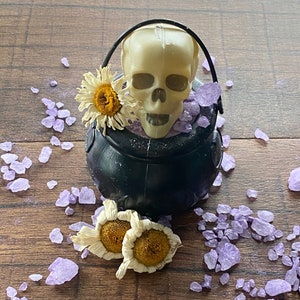 Daisy Scented Skull Bath Salts: Purple Rock Salts