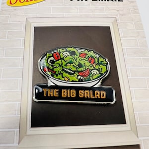Seinfeld The Big Salat Emaille Pin Sammlerstück, TV-Serie, Elaine ‘ s Lieblings-Big Salat