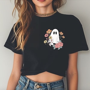 T-shirt court noir spring ghost - hauts courts - hauts courts été - gothique - goth - fantôme - joli recadrage d'halloween - fantôme d'halloween - recadrage de fleurs