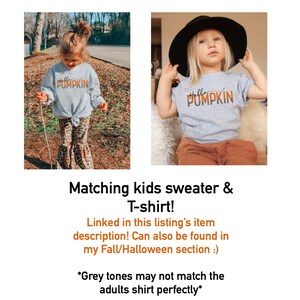 K&ouml;nnte beinhalten: Zwei Kinder tragen passende graue Shirts mit dem Text "Hello Pumpkin" in Orange und Schwarz. Das M&auml;dchen links tr&auml;gt einen Pullover und das M&auml;dchen rechts tr&auml;gt ein T-Shirt.