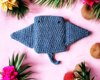Handgemaakte gehaakte pijlstaartrog Kindle Sleeve | Zachte pluche tablethoes | Op de oceaan geïnspireerde Kindle Protector | Uniek cadeau voor boekenliefhebbers