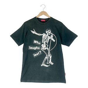 Vintage Y2K Barbara Kruger Skeleton Skull Art T-Shirt – “Who Laughs Last?&quot; / Rageache gegen die Maschine Stil / Alt Demo / Schwarz / Größe M