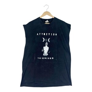Camiseta gótica sem mangas vintage Attrition “The Remixes” – Darkwave / Industrial / Estética EBM – Preta – Tamanho XL