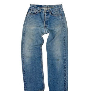 Vintage des années 90 Levis 501 Distressed Denim/Grunge Rocker Style taille 31" Made In USA