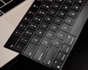 ブラックマーブル柄のMacBookキーボードカバー（MacBook Neo、Air、Pro 