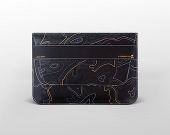 Minimalistische MacBook Tasche - Ultra Slim Schutztasche, Weiche Vegan Ledertasche mit Topo Lines für MacBook Pro14 und Air13