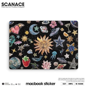 Può includere: Adesivo nero per Macbook con un design celeste con sole, stelle, pianeti e altri elementi a tema spaziale. L'adesivo ha il testo "macbook sticker" in basso e "SCANACE" in alto.
