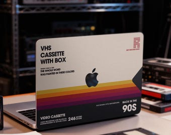 Vinilo adhesivo retro VHS negro para Macbook: Vinilo adhesivo retro para Macbook Neo Pro 14/16 Air 13/15. Textura mate, antihuellas y personalizable.