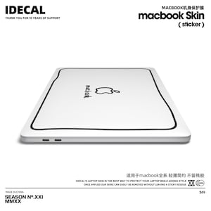 Pu&ograve; includere: Pellicola protettiva per laptop bianca con contorno nero e la scritta "macbook" stampata su di essa. La pellicola &egrave; progettata per proteggere il laptop e aggiungere un tocco di stile. &Egrave; facile da rimuovere e non lascia residui appiccicosi. La pellicola &egrave; disponibile per tutti i modelli di macbook. 69 &euro;.