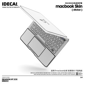Pu&ograve; includere: Un computer portatile bianco con un contorno nero della tastiera e del touchpad. Il portatile &egrave; aperto e lo schermo &egrave; vuoto. Il testo "macbook Skin (sticker)" &egrave; stampato in nero su sfondo bianco sopra il portatile. Il testo "IDECAL" &egrave; stampato in nero su sfondo bianco sopra il portatile. Il testo "THANK YOU FOR 10 YEARS OF S" &egrave; stampato in nero su sfondo bianco sotto il portatile. Il testo "MADE IN CHINA" &egrave; stampato in nero su sfondo bianco sotto il portatile. Il testo "SEASON N&deg;.XXI MMXX" &egrave; stampato in nero su sfondo bianco sotto il portatile. Il testo "69&euro;" &egrave; stampato in nero su sfondo bianco sotto il portatile. Il testo "适用于macbook全系轻薄简约不留残胶" &egrave; stampato in nero su sfondo bianco sotto il portatile. Il testo "IDECAL'S LAPTOP SKIN IS THE BEST WAY TO PROTECT YOUR LAPTOP WHILE ADDING STYLE ONCE APPLIED OUR SKINS CAN EASILY BE REMOVED WITHOUT LEAVING A STICKY RESIDUE" &egrave; stampato in nero su sfondo bianco sotto il portatile. Il testo "XX" &egrave; stampato in nero su sfondo bianco sotto il portatile.