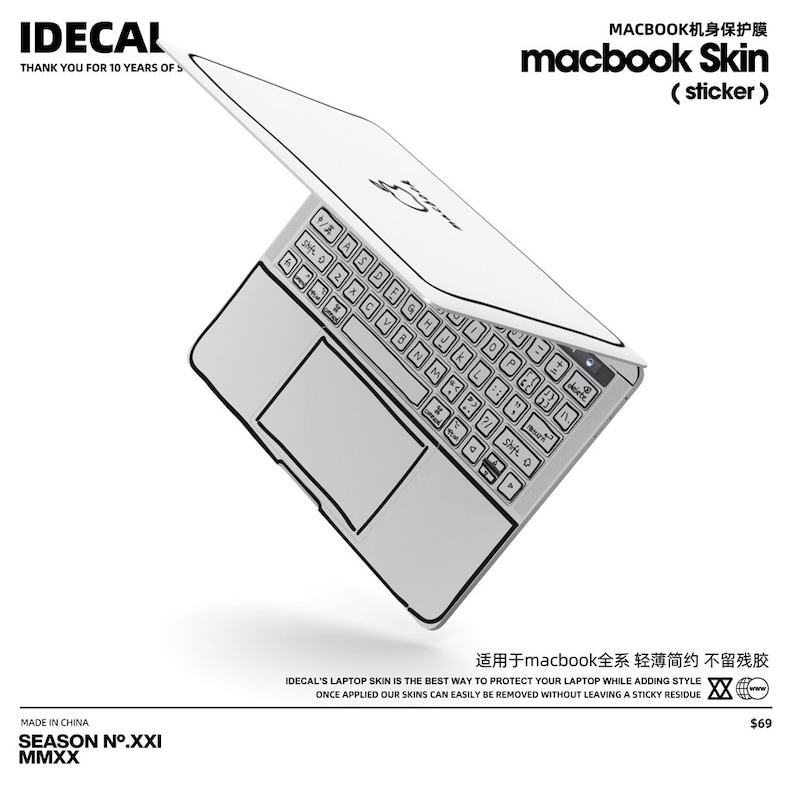 Pu&ograve; includere: Un computer portatile bianco con un contorno nero della tastiera e del touchpad. Il portatile &egrave; aperto e lo schermo &egrave; vuoto. Il testo "macbook Skin (sticker)" &egrave; stampato in nero su sfondo bianco sopra il portatile. Il testo "IDECAL" &egrave; stampato in nero su sfondo bianco sopra il portatile. Il testo "THANK YOU FOR 10 YEARS OF S" &egrave; stampato in nero su sfondo bianco sotto il portatile. Il testo "MADE IN CHINA" &egrave; stampato in nero su sfondo bianco sotto il portatile. Il testo "SEASON N&deg;.XXI MMXX" &egrave; stampato in nero su sfondo bianco sotto il portatile. Il testo "69&euro;" &egrave; stampato in nero su sfondo bianco sotto il portatile. Il testo "适用于macbook全系轻薄简约不留残胶" &egrave; stampato in nero su sfondo bianco sotto il portatile. Il testo "IDECAL'S LAPTOP SKIN IS THE BEST WAY TO PROTECT YOUR LAPTOP WHILE ADDING STYLE ONCE APPLIED OUR SKINS CAN EASILY BE REMOVED WITHOUT LEAVING A STICKY RESIDUE" &egrave; stampato in nero su sfondo bianco sotto il portatile. Il testo "XX" &egrave; stampato in nero su sfondo bianco sotto il portatile.