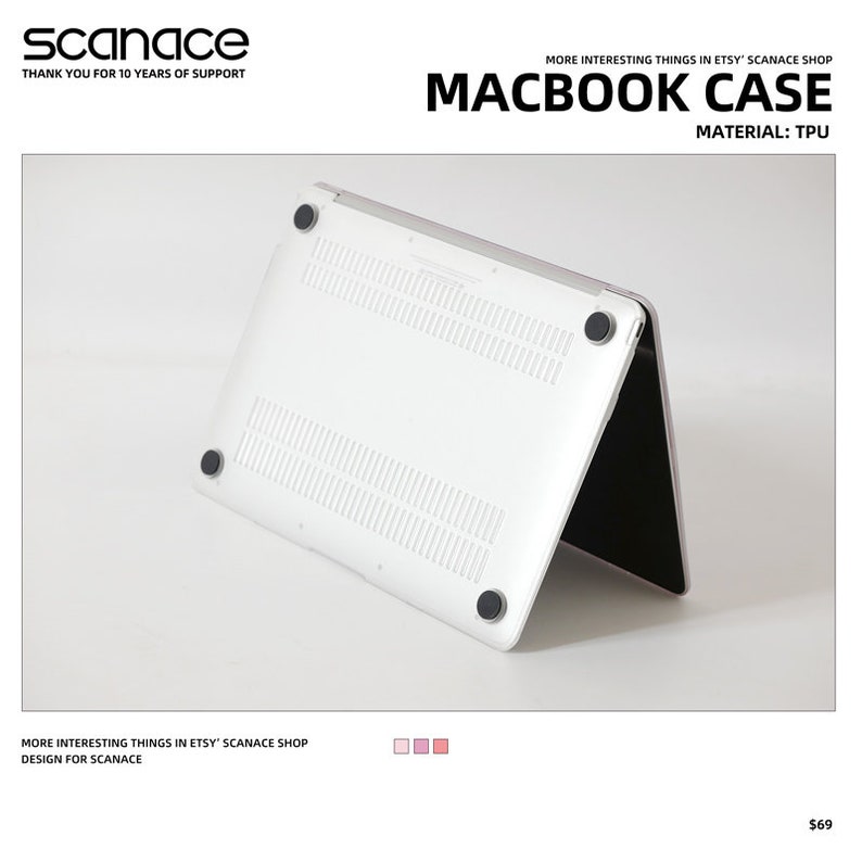 以下が含まれることがあります： TPU素材で作られた白いMacBookケース。ケースは閉じており、ラップトップの画面がカメラに向けられています。ケースはテクスチャ加工が施されており、底面に黒いゴム製の足が付いています。