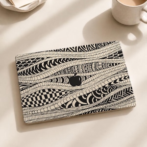Vinilo adhesivo para MacBook estilo boho dibujado a mano con diseño de líneas onduladas en negro y crema, compatible con MacBook Pro M5, Air, 13, 15, 14, 16 y 2026 Neo.