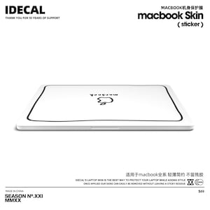 Pu&ograve; includere: Computer portatile bianco con contorno nero e logo Apple disegnato a mano. Il testo "macbook Skin (sticker)" &egrave; in alto nell'immagine. Il testo "IDECAL" &egrave; in alto a sinistra nell'immagine. Il testo "SEASON N&deg;.XXI MMXX" &egrave; in basso a sinistra nell'immagine. Il testo "69 &euro;" &egrave; in basso a destra nell'immagine.