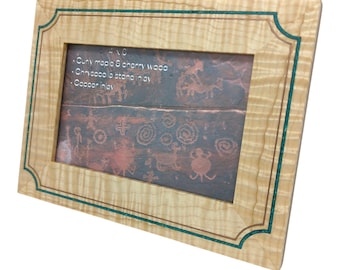 Marco de fotos de 4x6 de madera de arce rizado y cerezo con piedra de crisocola triturada y incrustaciones de cobre