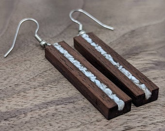 Boucles d'oreilles en bois de noyer noir avec incrustation de pierre howlite