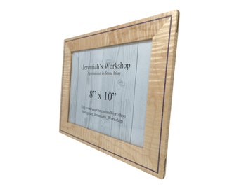 Marco de imagen de madera de arce rizado de 8x10 con incrustaciones de piedra de charoita triturada