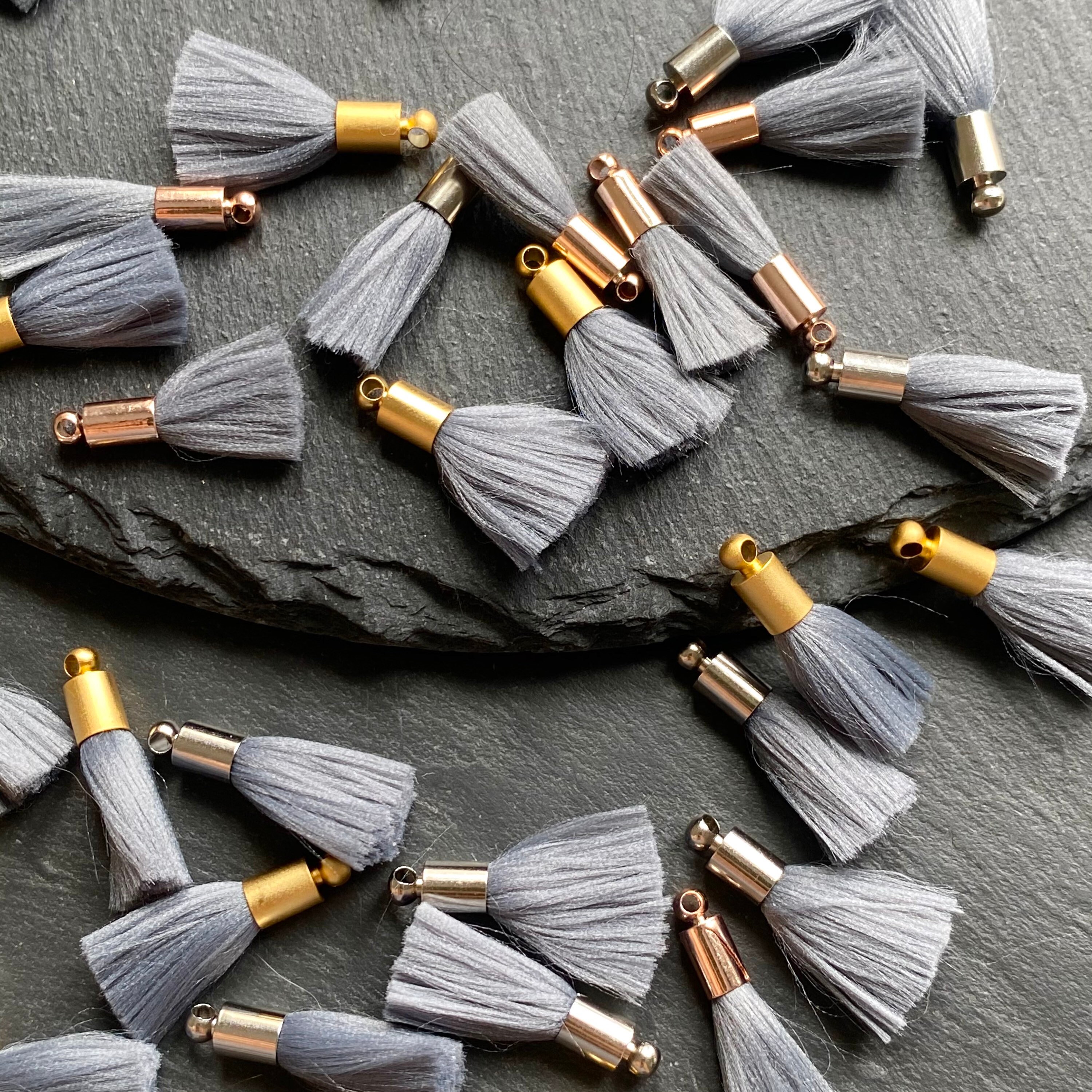 Grau 20mm Mini Baumwolle Quasten mit Gold Cap Diy Schmuck