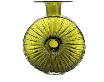 Puede incluir: Un jarrón decorativo de vidrio verde oliva con cuerpo redondo y cuello acampanado. El jarrón presenta un diseño acanalado que irradia desde una abertura central. El borde superior es negro. El jarrón mide unos 20 cm de alto.