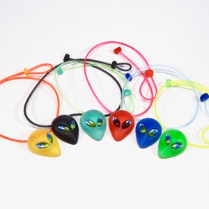 Collier extraterrestre des années 90 couleurs néon bleu jaune vert rouge noir turquoise rétro collier en résine synthétique fait à la main
