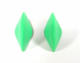 Green vintage ear clips pointed navette synthetic resin green opaque 5x2cm original SoHo Cologne 1993 made in cologne