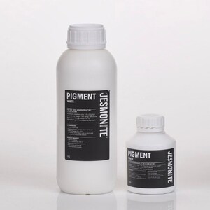 K&ouml;nnte beinhalten: Zwei wei&szlig;e Plastikflaschen mit Jesmonite-Pigment, eine gro&szlig;e und eine kleine. Beide Flaschen sind mit "Pigment Wei&szlig;" und "Jesmonite" beschriftet.