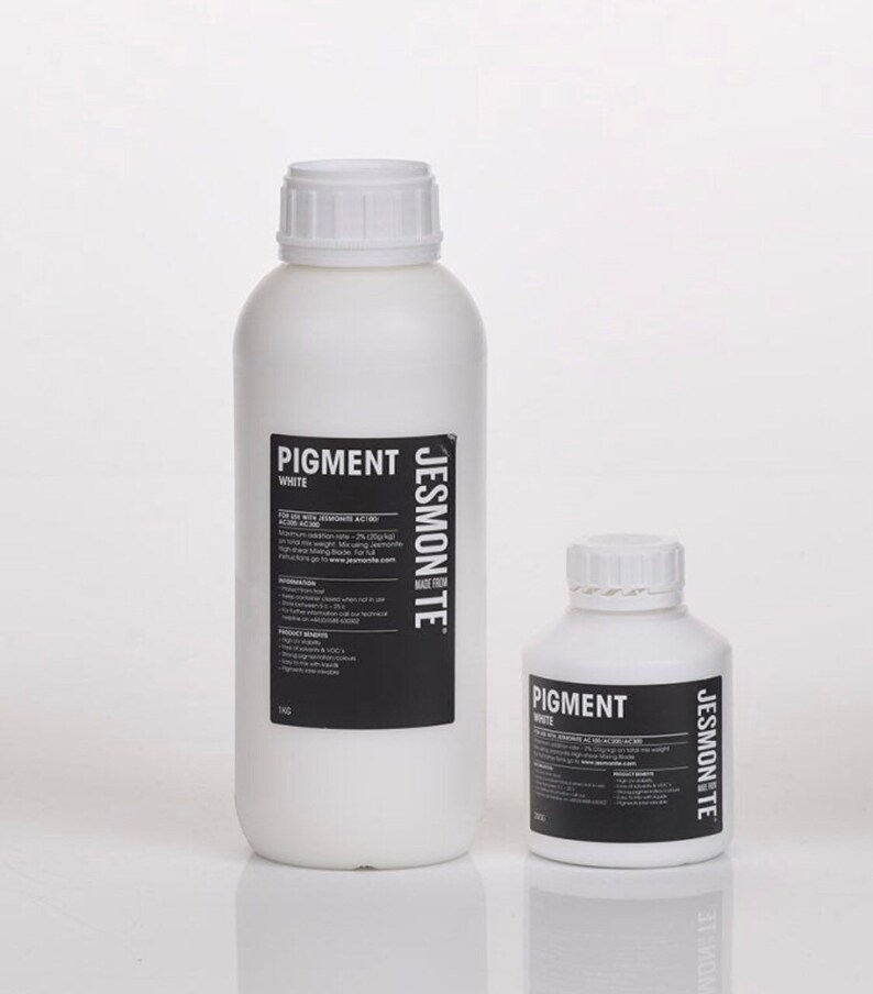 K&ouml;nnte beinhalten: Zwei wei&szlig;e Plastikflaschen mit Jesmonite-Pigment, eine gro&szlig;e und eine kleine. Beide Flaschen sind mit "Pigment Wei&szlig;" und "Jesmonite" beschriftet.